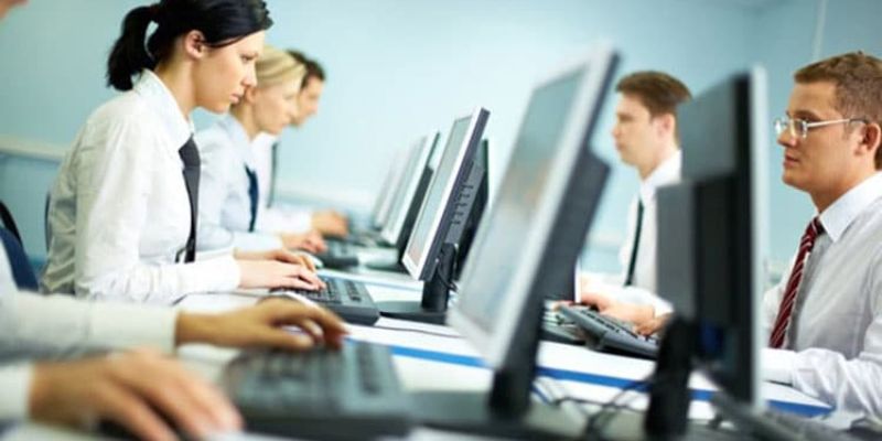 Nhân viên văn phòng làm việc trong môi trường hiện đại.